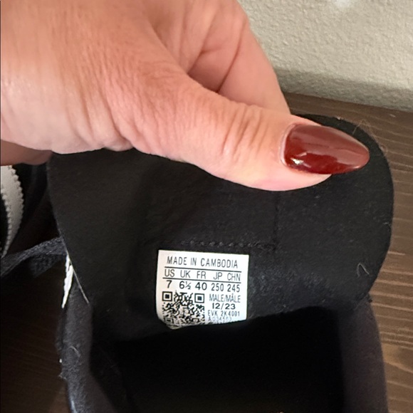 Adidas Black and White Classic Sneakers - Picture 5 of 7